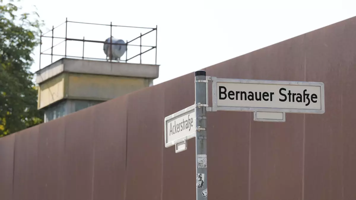 An der Gedenkstätte in der Bernauer Straße in Berlin sind Reste von DDR-Grenzanlagen erhalten, darunter ein Wachturm.  - Bild: Sören Stache/dpa
