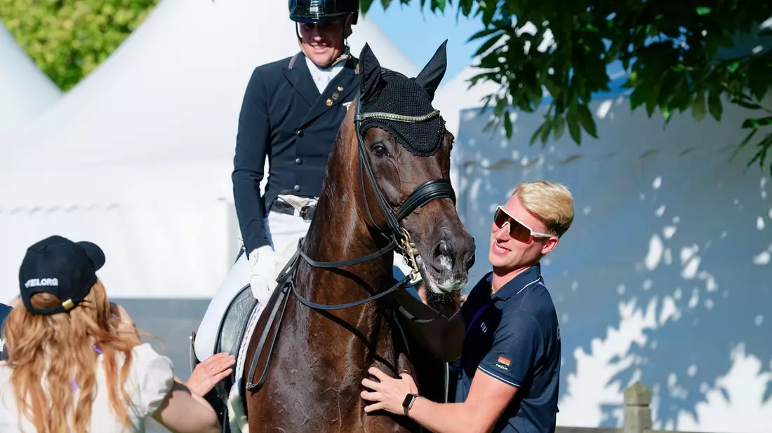 Reiter Frederic Wandres und Pfleger Lars Ligus sind auch privat ein Paar. - Bild: Uwe Anspach/dpa