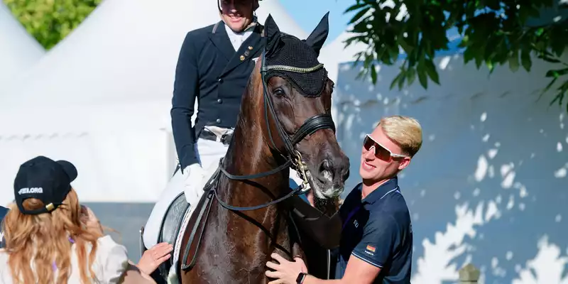 Reiter Frederic Wandres und Pfleger Lars Ligus sind auch privat ein Paar. - Foto: Uwe Anspach/dpa