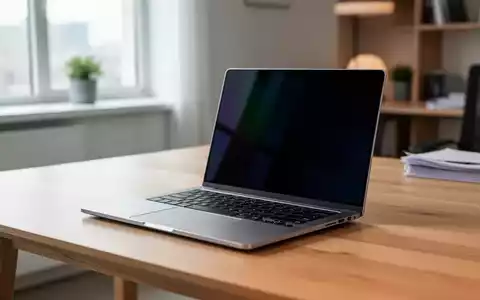 Ein silbernes HP OmniBook Ultra 14 Notebook steht offen auf einem modernen Schreibtisch in einem hellen Büro. - Foto: über boerse-global.de
