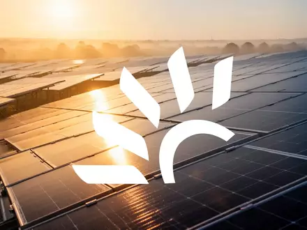Moderne Solarparks in einer weitläufigen Landschaft bei Sonnenuntergang als Symbol für Investitionen in erneuerbare Energien. - Foto: über boerse-global.de