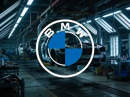 Abstrakte Darstellung einer modernen Automobilfertigung in kühler, düsterer Lichtstimmung. - Foto: über boerse-global.de