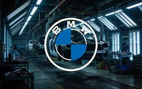 Abstrakte Darstellung einer modernen Automobilfertigung in kühler, düsterer Lichtstimmung. - Foto: über boerse-global.de