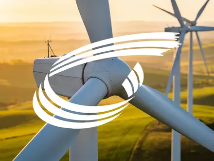 Moderne Windkraftanlagen in einer weiten Landschaft bei Sonnenaufgang als Symbol für erneuerbare Energien. - Foto: über boerse-global.de