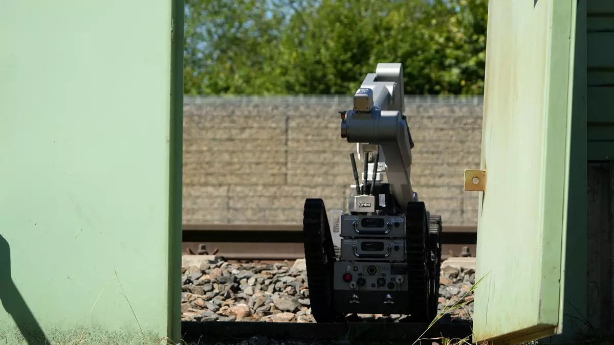 Ein Roboter ist auf dem Bahnhofsgelände im Einsatz. - Bild: Felix Kirberg/dpa