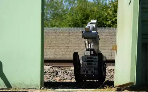 Ein Roboter ist auf dem Bahnhofsgelände im Einsatz. - Foto: Felix Kirberg/dpa