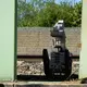 Ein Roboter ist auf dem Bahnhofsgelände im Einsatz. - Bild: Felix Kirberg/dpa