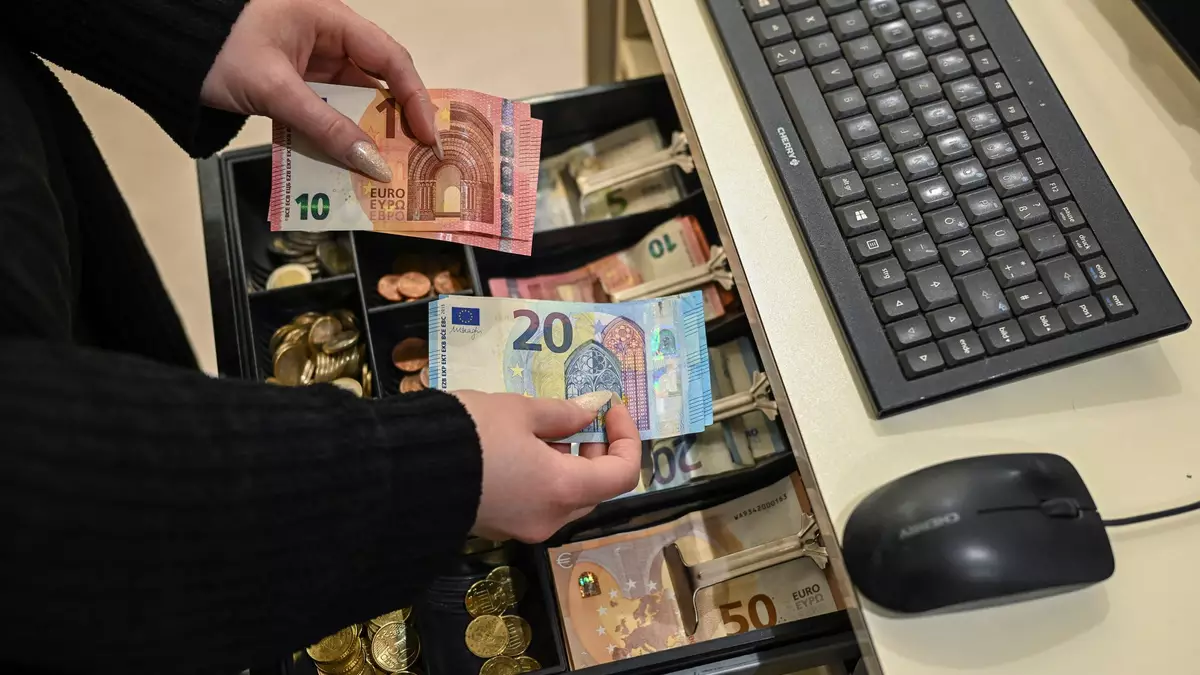 Überwiegend können die Menschen im Euroraum mit Schein und Münze zahlen, wenn sie das wollen. (Symbolbild) - Bild: Jens Kalaene/dpa