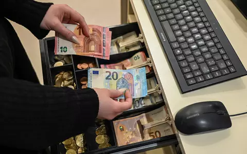 Überwiegend können die Menschen im Euroraum mit Schein und Münze zahlen, wenn sie das wollen. (Symbolbild) - Foto: Jens Kalaene/dpa