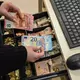 Überwiegend können die Menschen im Euroraum mit Schein und Münze zahlen, wenn sie das wollen. (Symbolbild) - Bild: Jens Kalaene/dpa