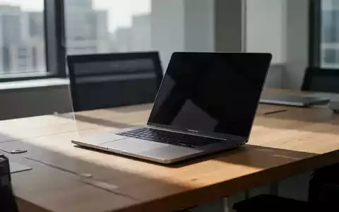 Ein moderner, minimalistischer Arbeitsplatz mit einem Laptop auf einem Holztisch bei natürlichem Licht. - Foto: über boerse-global.de