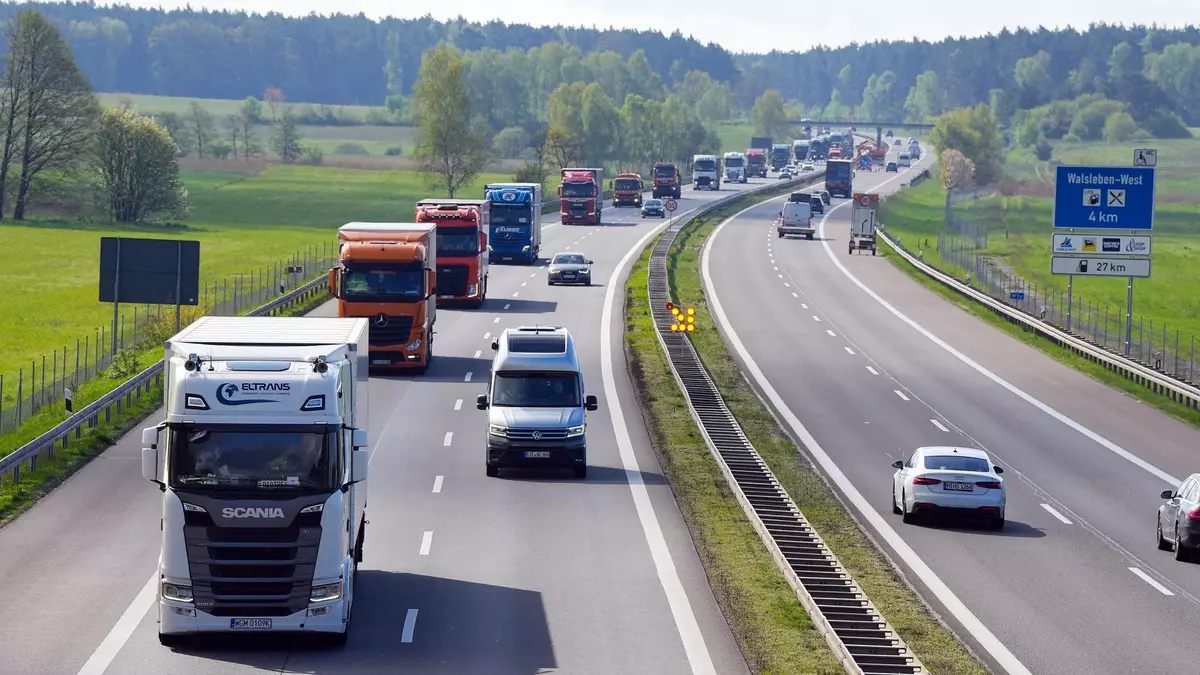 Der Verkehrsverband VDV lehnt den vermehrten Einsatz von sogenannten Lang-Lkw in Deutschland ab. (Archivbild). - Bild: Soeren Stache/dpa
