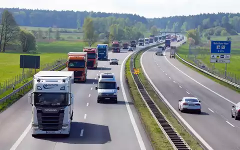 Der Verkehrsverband VDV lehnt den vermehrten Einsatz von sogenannten Lang-Lkw in Deutschland ab. (Archivbild). - Foto: Soeren Stache/dpa