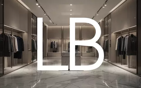 Minimalistisches, leeres Luxus-Einzelhandelsinterieur mit eleganter Architektur und gedimmter, atmosphärischer Beleuchtung. - Foto: über boerse-global.de