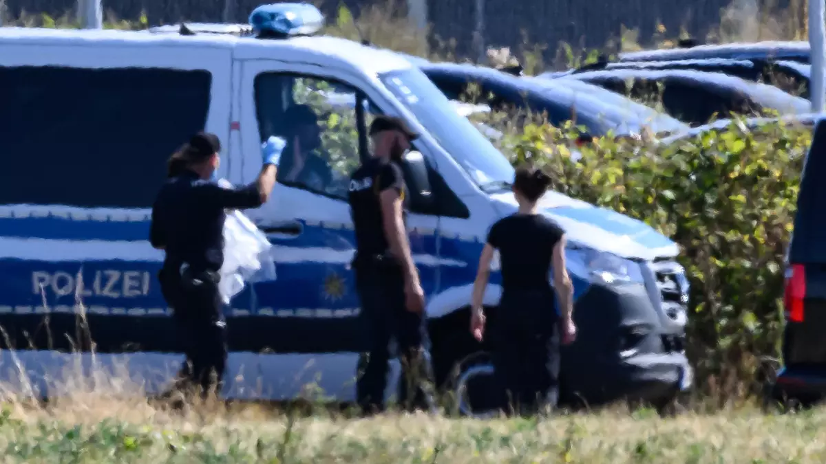 Seit eine mit Sprengstoff bestückte Drohne auf dem Flughafen Leipzig/Halle gefunden wurde, laufen die Ermittlungen auf Hochtouren. Am Mittwoch war erneut die Spurensicherung vor Ort.  - Bild: Hendrik Schmidt/dpa