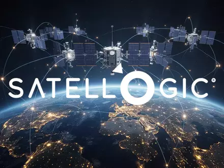 Ein hochmoderner Satellit im Orbit über der Erde als Symbol für die Luft- und Raumfahrtindustrie. - Foto: über boerse-global.de