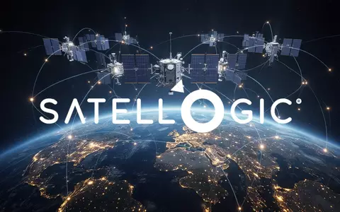 Ein hochmoderner Satellit im Orbit über der Erde als Symbol für die Luft- und Raumfahrtindustrie. - Foto: über boerse-global.de