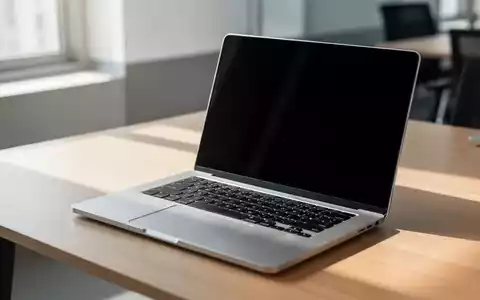 Ein hochwertiges silbernes Aluminium-Notebook auf einem minimalistischen Schreibtisch in einem hellen, modernen Büro. - Foto: über boerse-global.de