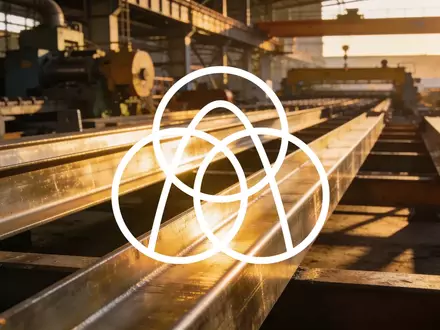 Moderne Industrieanlage bei Sonnenaufgang als Symbol für industriellen Wandel und Fortschritt. - Foto: über boerse-global.de