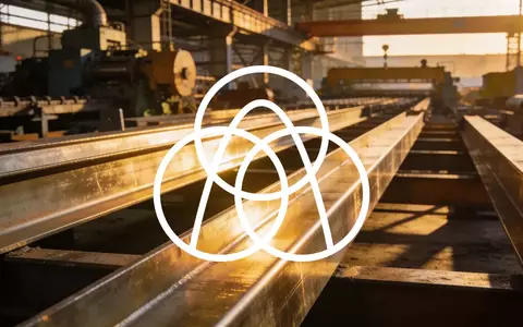 Moderne Industrieanlage bei Sonnenaufgang als Symbol für industriellen Wandel und Fortschritt. - Foto: über boerse-global.de