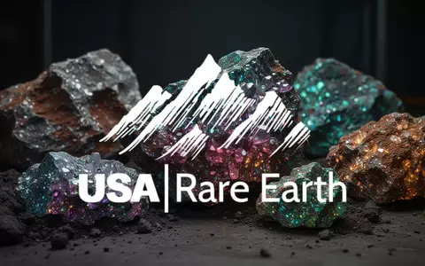 Nahaufnahme von schimmernden Seltenerdmineralien in einer professionellen, atmosphärischen Industrieumgebung. - Foto: über boerse-global.de