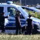 Seit eine mit Sprengstoff bestückte Drohne auf dem Flughafen Leipzig/Halle gefunden wurde, laufen die Ermittlungen auf Hochtouren. Am Mittwoch war erneut die Spurensicherung vor Ort. - Bild: Hendrik Schmidt/dpa