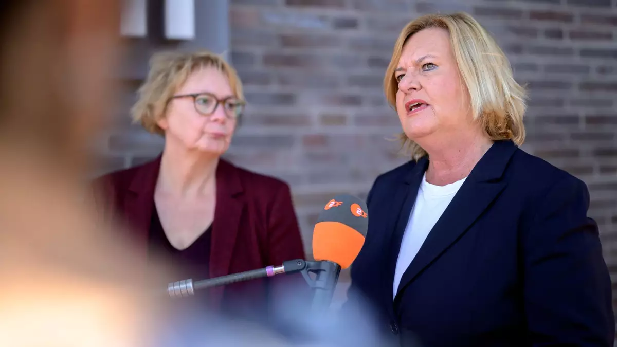 Bremens Innensenatorin, Eva Högl (SPD) und die niedersächsische Innenministerin, Daniela Behrens (SPD), nahmen von Cuxhaven aus an der Telefonkonferenz teil. - Bild: Izabella Mitwollen/dpa