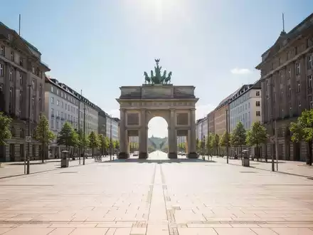 Die historische, weitläufige Ludwigstraße in München an einem sonnigen Tag mit Blick auf das Siegestor. - Foto: über boerse-global.de