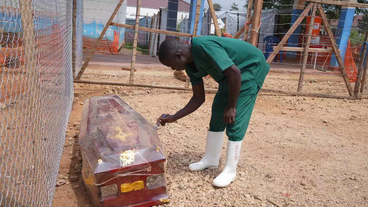 Bereits mehr als 2.000 Menschen starben im Kongo an Ebola. (Archivbild) - Bild: Dieudonne Dirole/AP/dpa