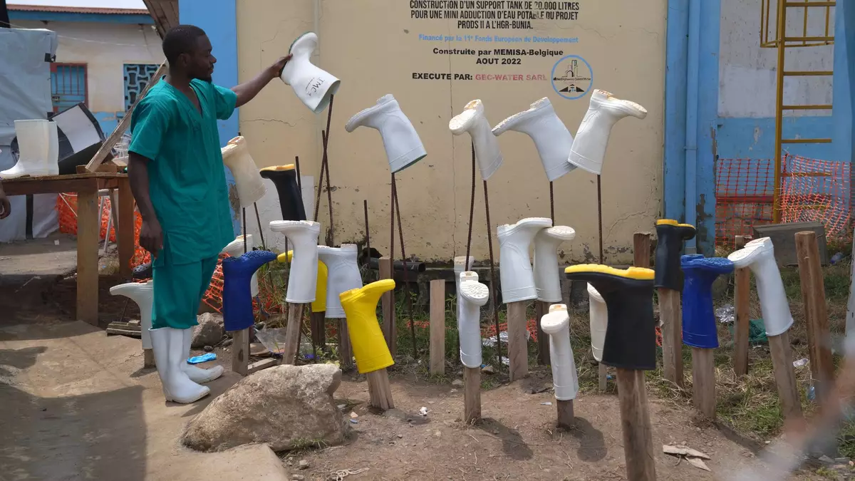 Hunderte Ebola-Patienten werden in Krankenhäusern und Isolierstationen behandelt, doch eine Mehrheit der Patienten stirbt in den Ortschaften. (Archivbild) - Bild: Dieudonne Dirole/AP/dpa