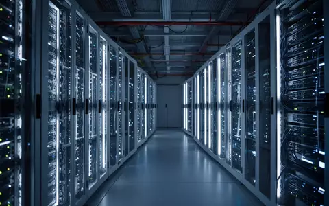 Moderne Serveranlage in einem Rechenzentrum mit blau leuchtenden Server-Racks. - Foto: über boerse-global.de