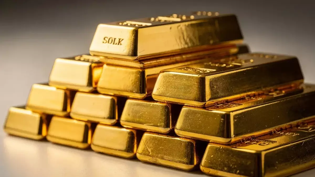 Gold Consolidates After Record Rally as Inflation Cools, Fed Rate Hike Odds Drop