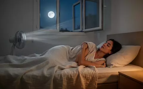 Eine Person ruht entspannt in einem hellen, sommerlichen Schlafzimmer bei sanftem Licht und guter Belüftung. - Foto: über boerse-global.de