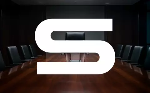 Ein leerer Chefsessel in einem modernen, schattigen Konferenzraum, der einen plötzlichen Führungswechsel symbolisiert. - Foto: über boerse-global.de