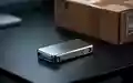 Eine Hardware-Wallet liegt auf einem Schreibtisch neben einem unscharfen Versandpaket. - Foto: über boerse-global.de