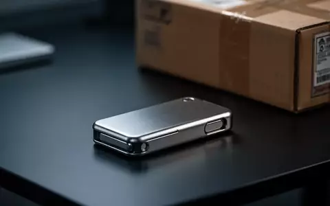 Eine Hardware-Wallet liegt auf einem Schreibtisch neben einem unscharfen Versandpaket. - Foto: über boerse-global.de
