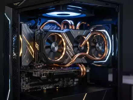 Nahaufnahme einer leistungsstarken Grafikkarte in einem beleuchteten Gaming-PC für maximale Grafikeinstellungen. - Foto: über boerse-global.de