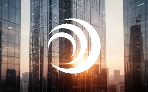 Moderne Glasfassade eines Bürogebäudes bei Sonnenuntergang als Symbol für Gewerbeimmobilien-Investitionen. - Foto: über boerse-global.de