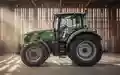 Ein gebrauchter Traktor steht in einer sonnendurchfluteten landwirtschaftlichen Scheune. - Foto: über boerse-global.de