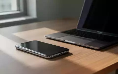 Ein modernes Büro-Setup mit Smartphone und Laptop auf einem Schreibtisch bei natürlichem Tageslicht. - Foto: über boerse-global.de