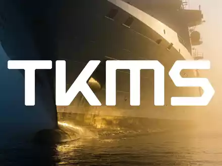 Ein modernes Marineschiff im morgendlichen Nebel, das die industrielle Stärke und maritime Verteidigungsbranche symbolisiert. - Foto: über boerse-global.de