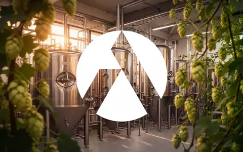 Moderne Brauanlage in einer professionellen Produktionsstätte mit Fokus auf glänzende Edelstahltanks. - Foto: über boerse-global.de