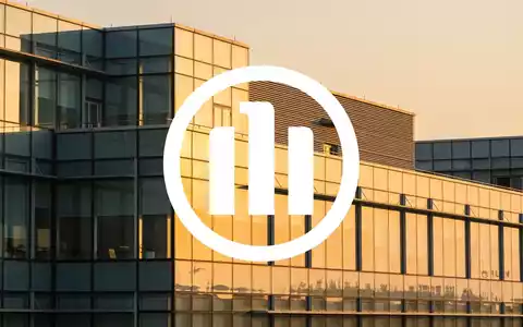 Moderne Glasfassade eines Bürogebäudes im goldenen Licht als Symbol für finanzielle Stabilität und Wachstum. - Foto: über boerse-global.de