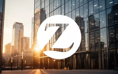 Moderne Glasfassade eines Bürogebäudes bei Sonnenuntergang als Symbol für finanzielle Stabilität und Versicherungswesen. - Foto: über boerse-global.de