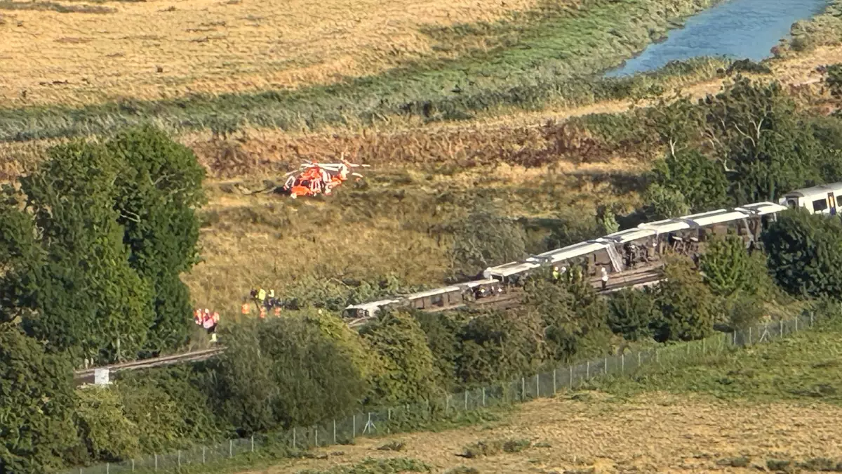 Auf Luftbildern ist zu sehen, wie Teile des Zuges auf der Seite liegen. - Bild: Pa/PA Wire/dpa
