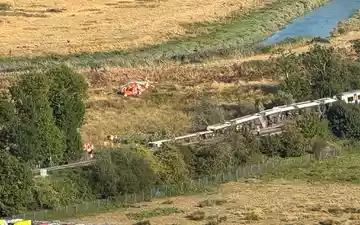 Auf Luftbildern ist zu sehen, wie Teile des Zuges auf der Seite liegen. - Foto: Pa/PA Wire/dpa