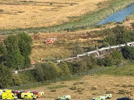 Auf Luftbildern ist zu sehen, wie Teile des Zuges auf der Seite liegen. - Foto: Pa/PA Wire/dpa
