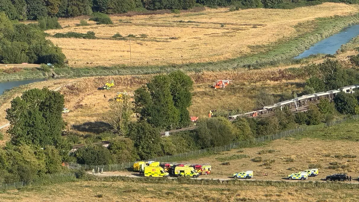 Laut der British Transport Police befinden sich Rettungskräfte und die Feuerwehr am Einsatzort. - Bild: Pa/PA Wire/dpa
