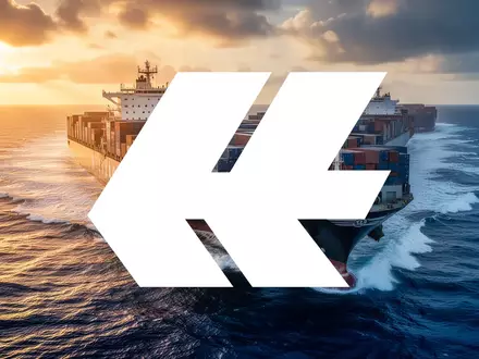 Ein modernes Containerschiff auf hoher See bei Sonnenuntergang als Symbol für den globalen Warenverkehr. - Foto: über boerse-global.de