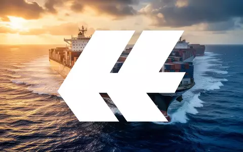 Ein modernes Containerschiff auf hoher See bei Sonnenuntergang als Symbol für den globalen Warenverkehr. - Foto: über boerse-global.de